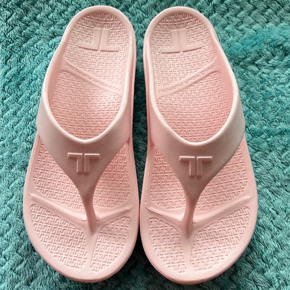 Telic Women's Energy Flip Flops Size M-9 in Pink